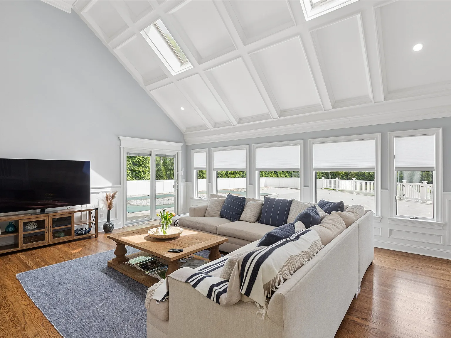 Gracious and Private Four bedroom home with Tennis and Pool — Photo 3