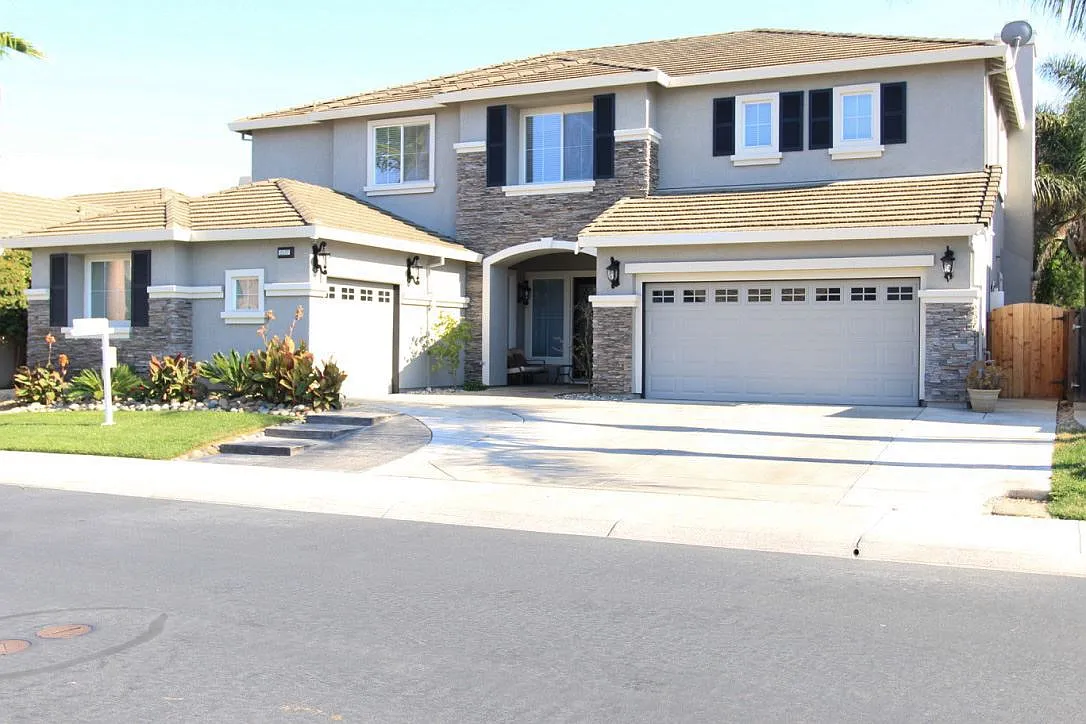 2127 Bridgeport Loop photo 1