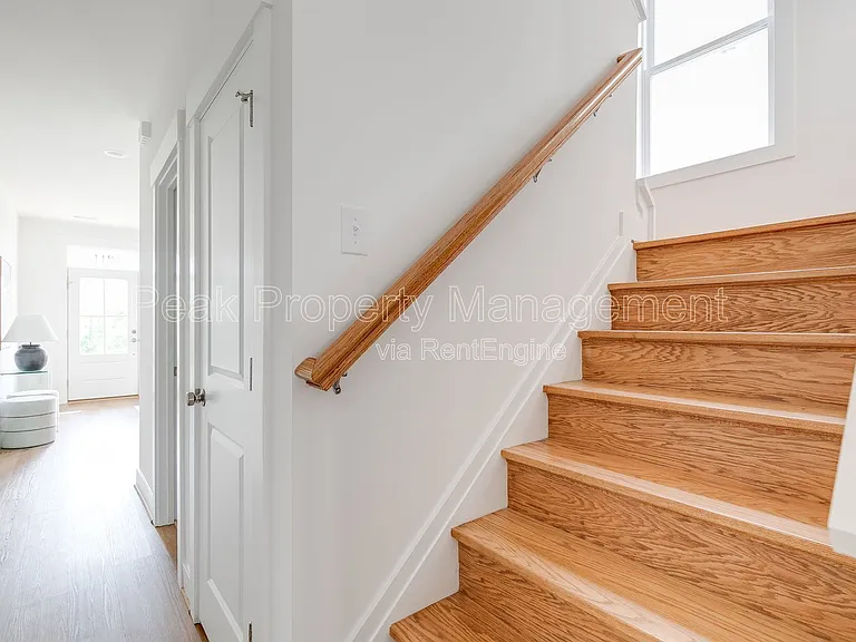 211 E 15th St — Photo 26