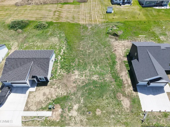 5319 Hendrickson Dr, Bismarck, ND 58504