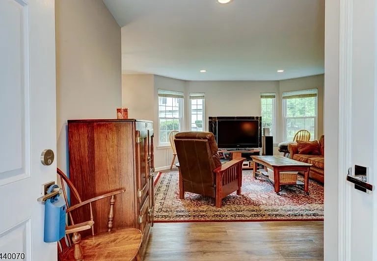 78 Wendover Ct — Photo 4