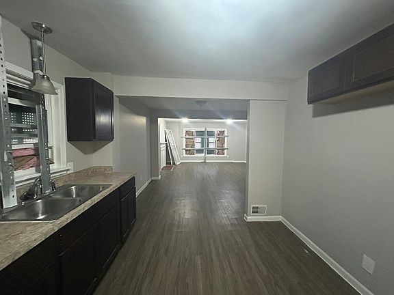 5th image of 15713 Vaughan St