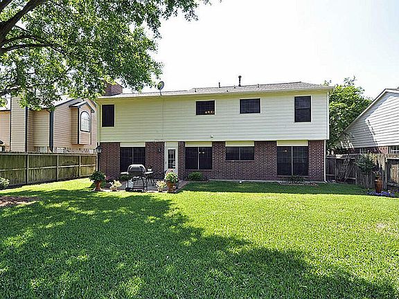 Enjoy this private, backyard retreat that will make you forget the cares of your day! The roomy 13x1