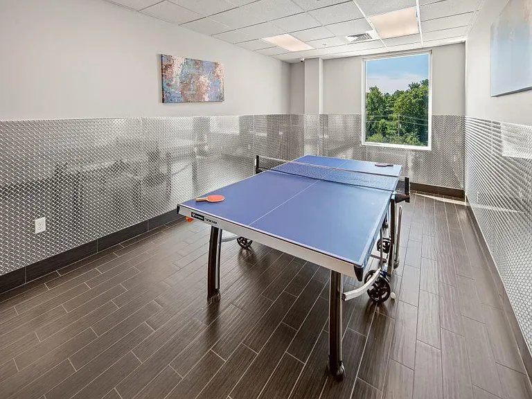 100-york-amenities-interiors-8r