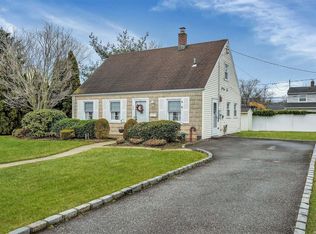 32 Curve Ln, Levittown, NY 11756