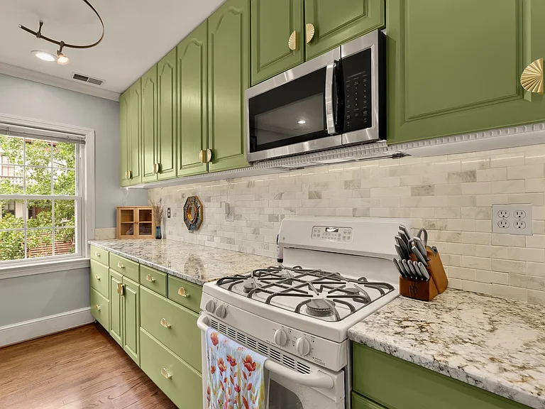 909 E St SE #5 — Photo 15
