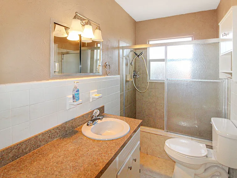 1612 Larchwood Dr — Photo 7