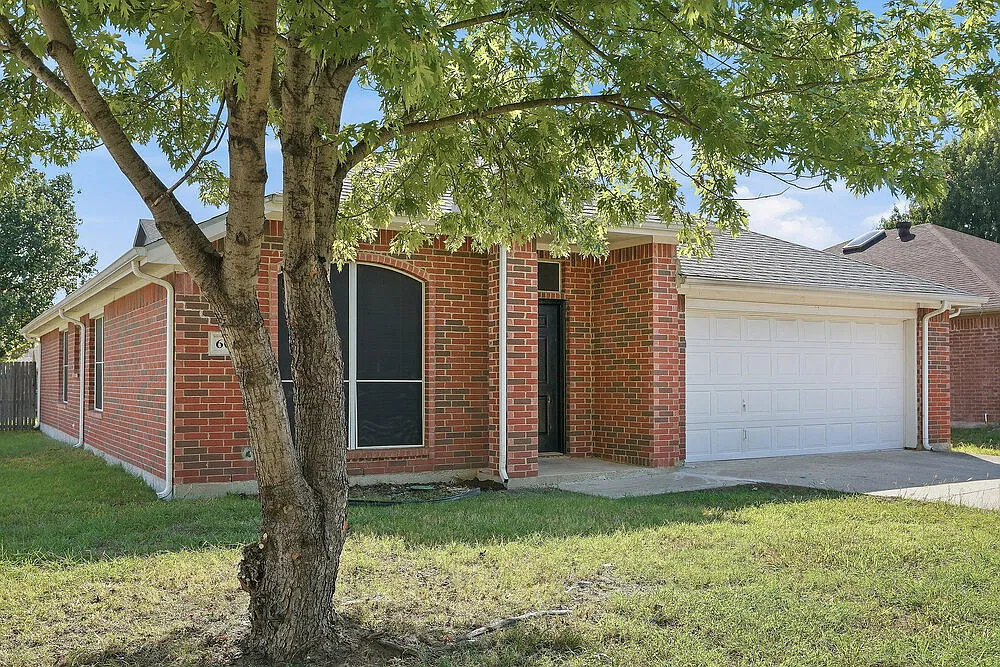 4 bed, 2.0 bath, 1888 sqft, $2,400 — Photo 3