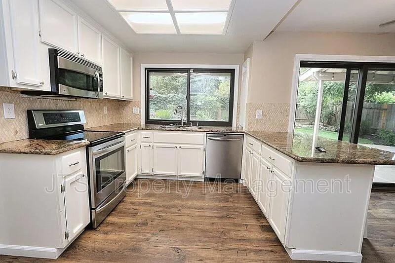 4 bed, 3.0 bath, 2118 sqft, $3,095 — Photo 4