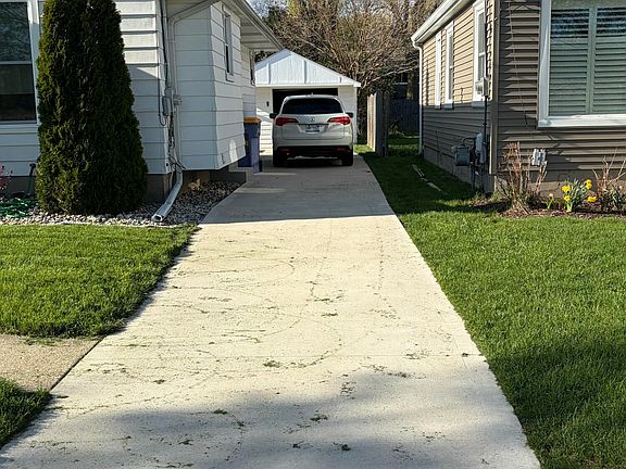 2nd image of 1019 Evelyn St NE