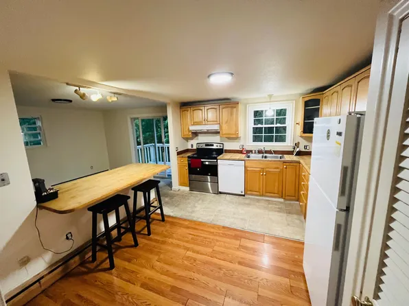 Private room in shared apartment right on the bus route, 320 W Street # Fl 2nd, Amherst, MA 01002