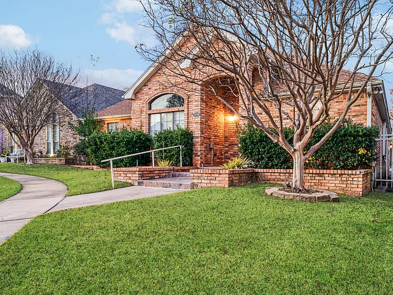 4115 Primrose Ln — Photo 2