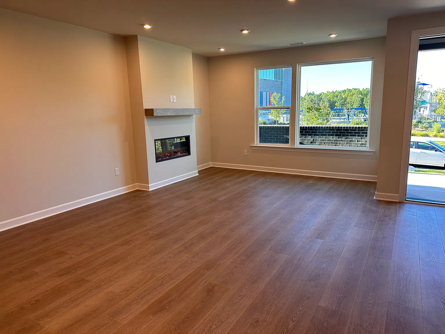 3 bed, 2024 sqft, $1,950 — Photo 2
