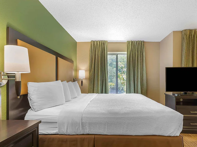 Deluxe Studio - 1 King Bed