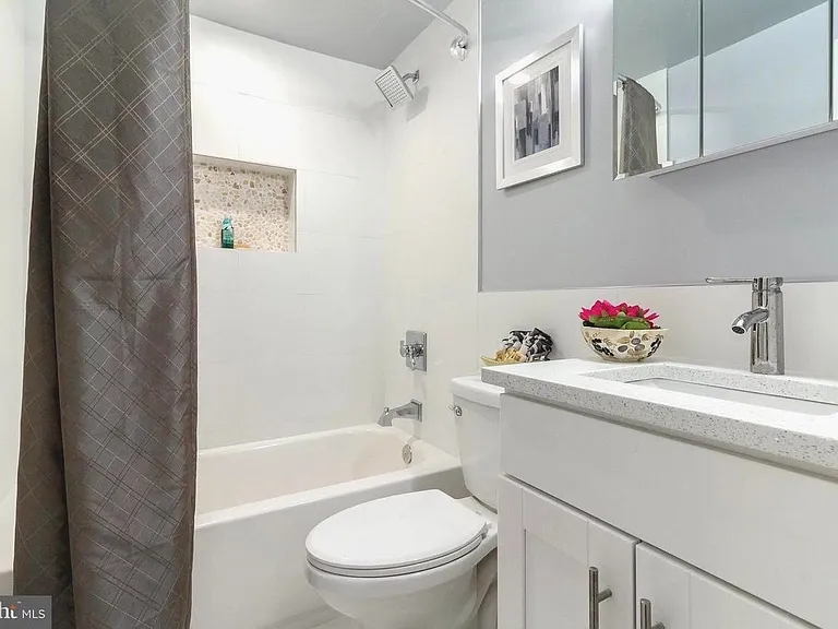 225 Bryant St NE #B — Photo 8