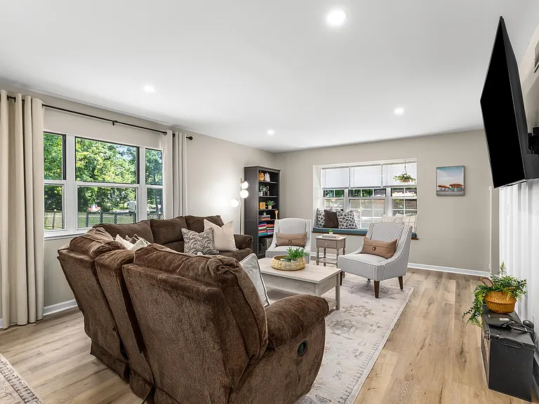 4575 Oakestia St — Photo 45