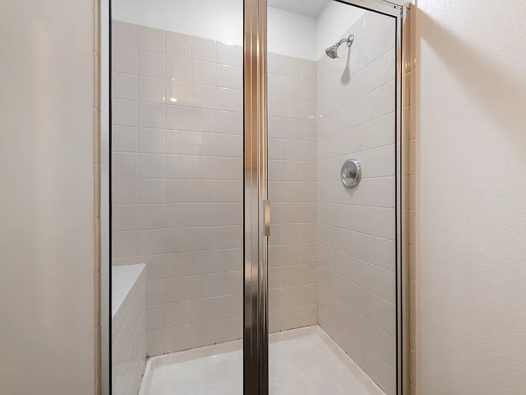 2601 East 7th Street — Photo 18