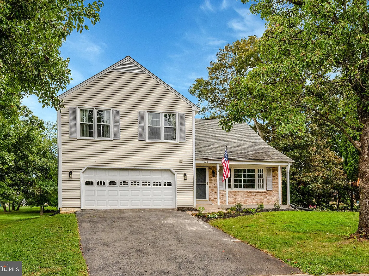 5 bed, 3.5 bath, 3604 sqft, $5,195 — Photo 2