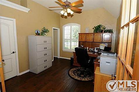 3rd image of 137 Applewood Ln