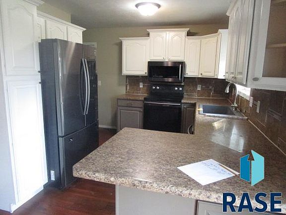 3rd image of 400 Ruth St