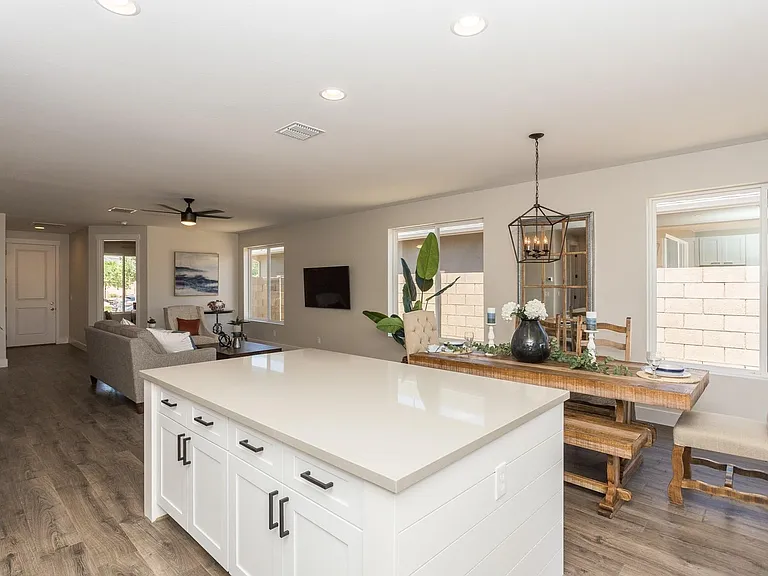 1709 Stratford Pl — Photo 3