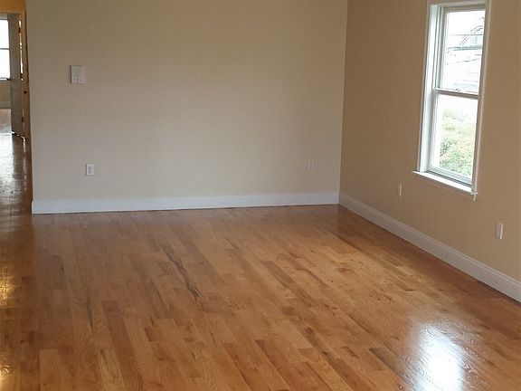 3rd image of 115 Wales Ave