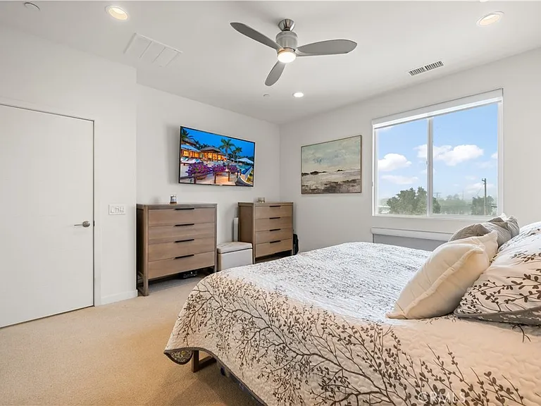 1068 Hampton Dr — Photo 22