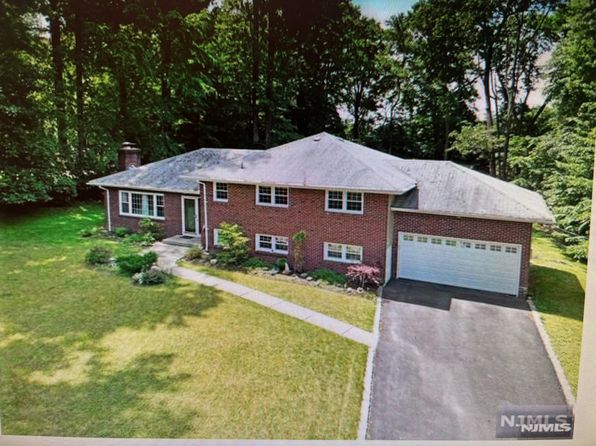 18 Coach Ln, Saddle River, NJ 07458