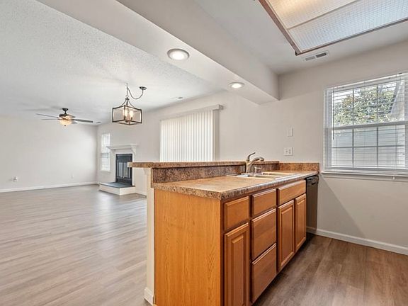 4th image of 212 Henwick Ct