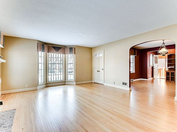 4th image of 121 9th St W