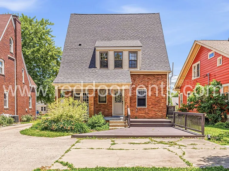 412 N Merrill St — Photo 4