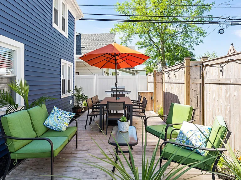 PRIVATE DECK