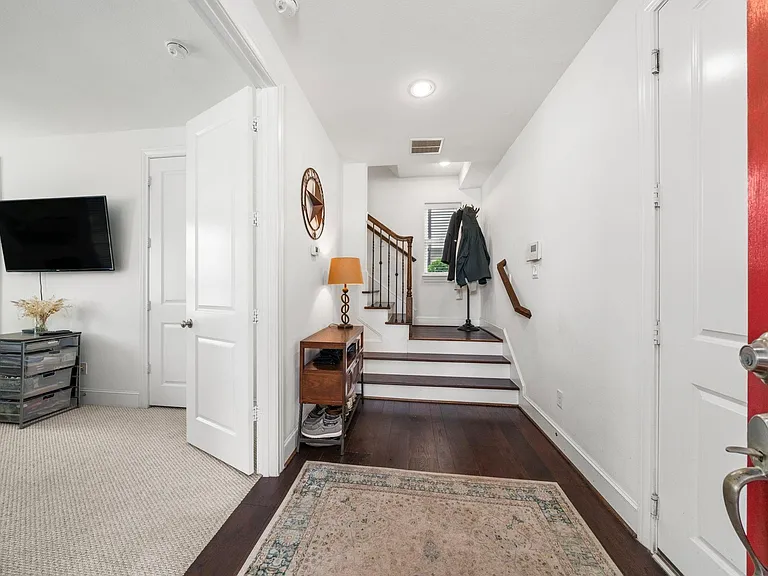 816 Ennis St — Photo 3