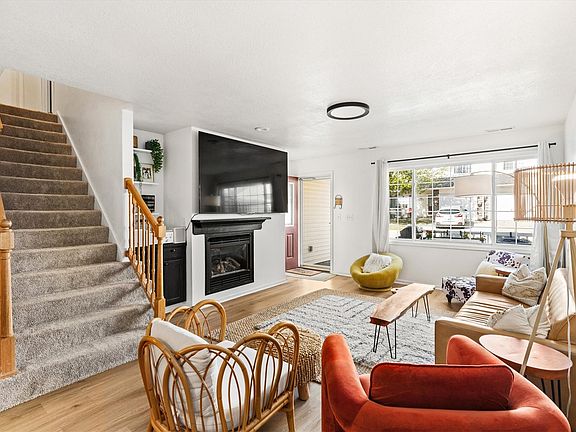 4th image of 1513 SE Delaware Ave APT 4