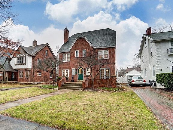 3rd image of 143 Lonsdale Ave