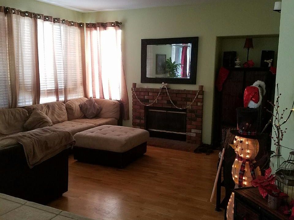 2nd image of 8925 Oakridge Ct