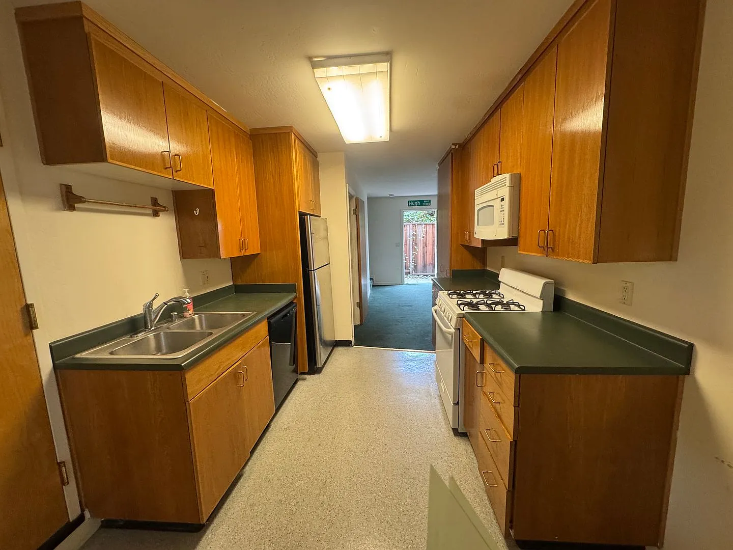 Cottage style 4 bedroom apartment 3 1/2 blocks from campus — Photo 2