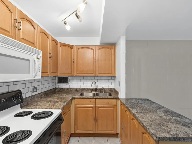 1415 Victoria St #406 — Photo 10