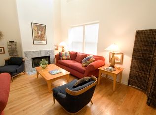 3257 N Sheffield Ave APT 201, Chicago, IL 60657