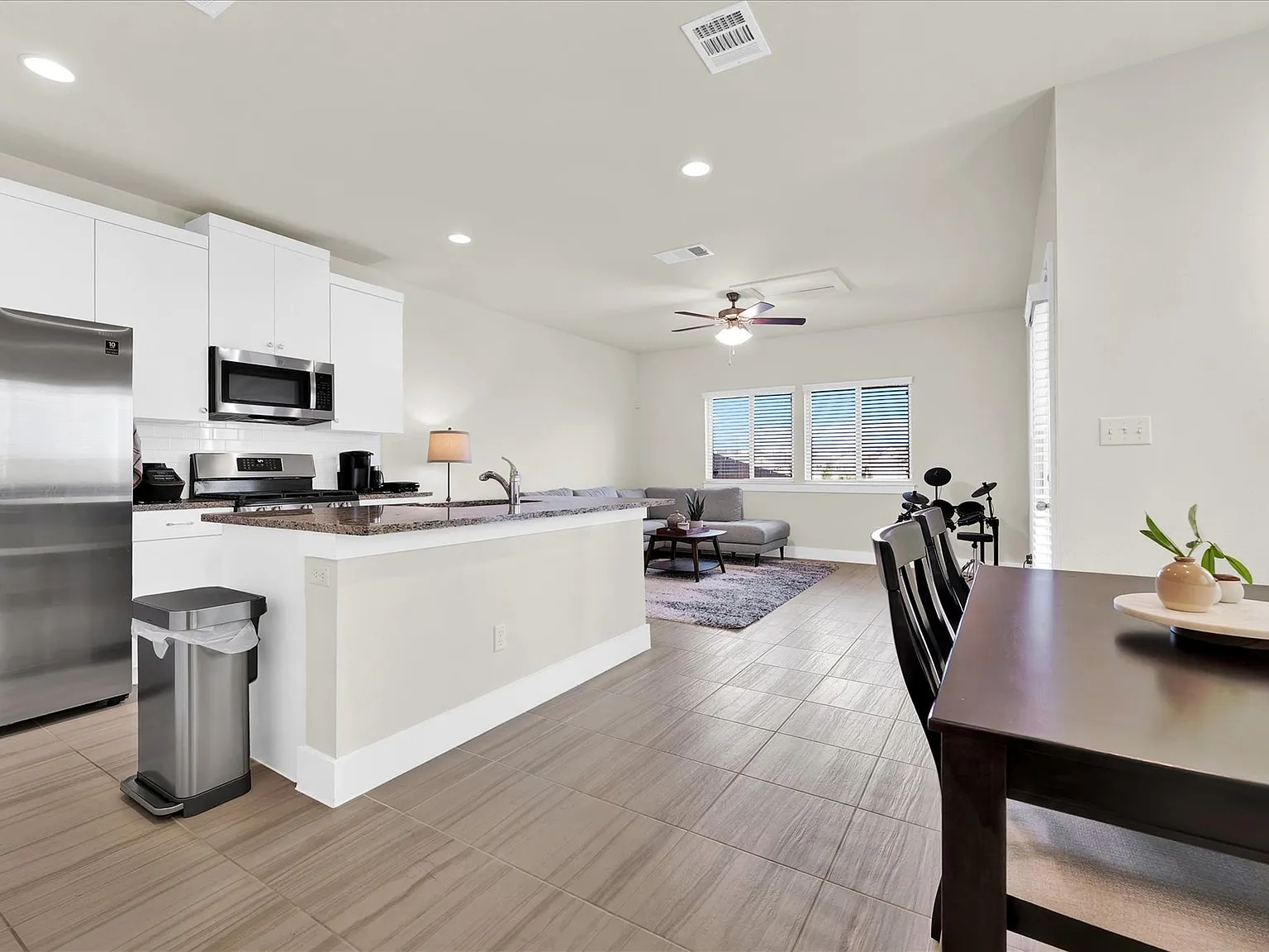 3 bed, 2.5 bath, 1406 sqft, $1,850 — Photo 4