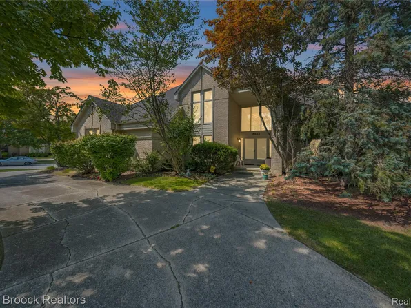 6684 Stonebridge E, West Bloomfield, MI 48322