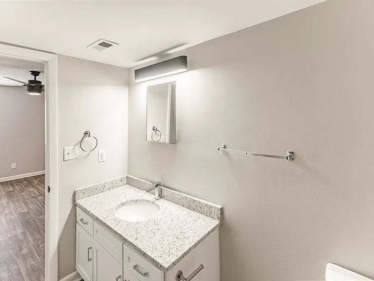 Silverstone Apartments — Photo 26