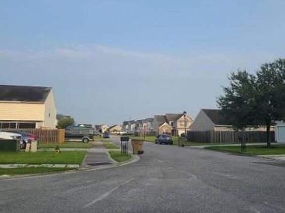 Exterior Neighborhood (street photo)