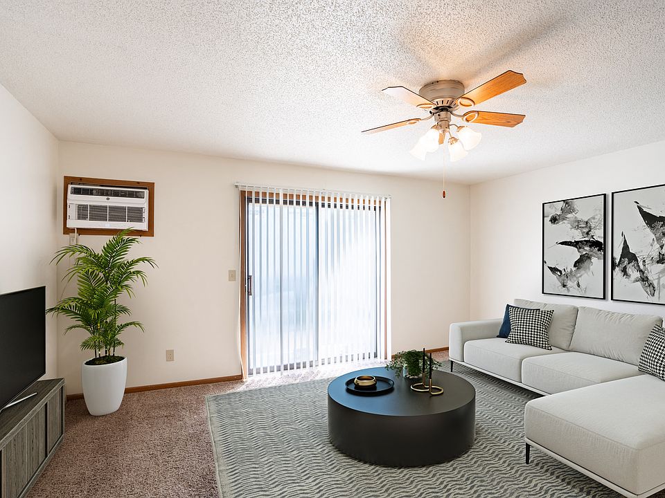 Fargo, ND Carlton Place Apartments | 21C | Living