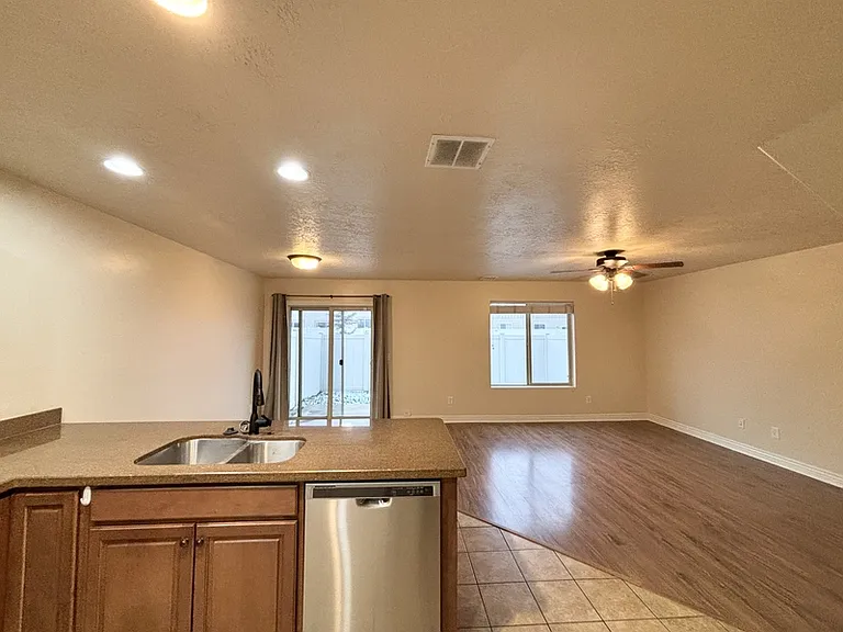 1014 W Village River Ln — Photo 4