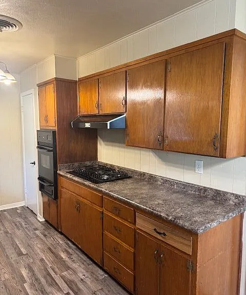 202 Oak St — Photo 3