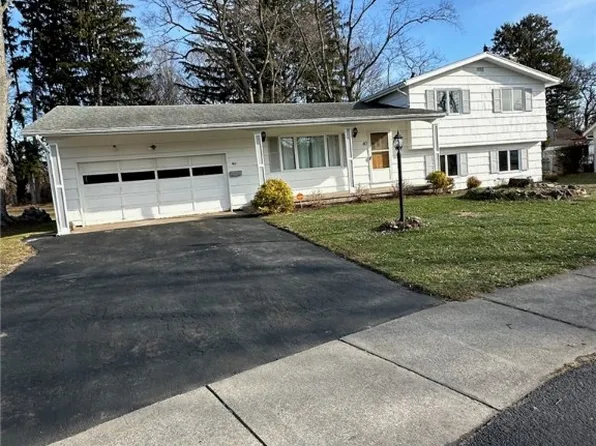 40 Flagstaff Dr, Rochester, NY 14622