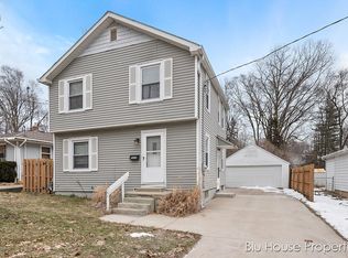 1060 Emerald Ave NE, Grand Rapids, MI