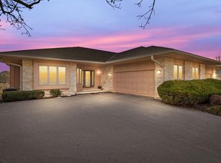 1107 E Sweetbriar Ln, Hartland, WI 53029