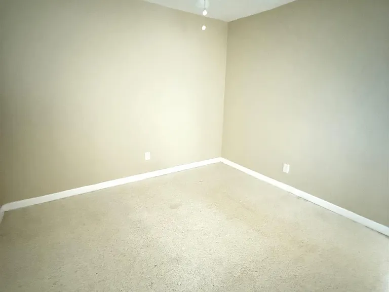 835 NE 18th Ct — Photo 6